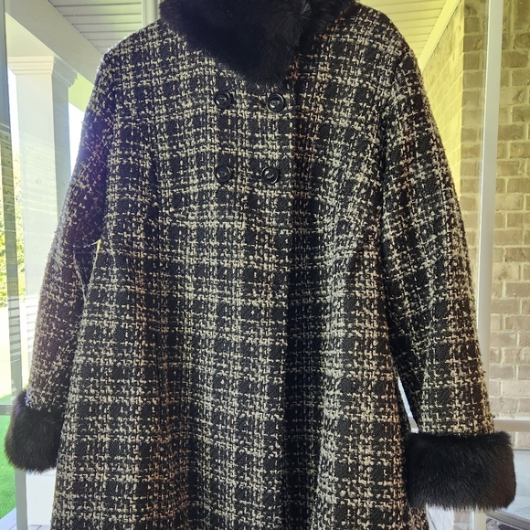 Gorgeous Ladies Winter Coat, Houndstooth with Beautiful Black Faux Fur - Picture 8 of 11